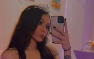 Cora Jade Celebrates 21st Birthday With Revealing Selfie