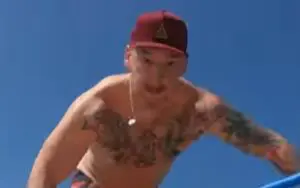 Happy Corbin Fails Spectacularly In Hilarious Paddleboarding Video Happy Corbin Fails Spectacularly In Hilarious Paddleboarding Video