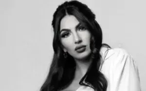 Jessica McKay Sizzles Giving Seductive Peek In Black & White Photo Drop