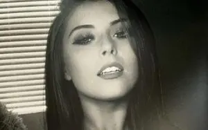 Brandi Lauren Stuns In Revealing Selfie Drop