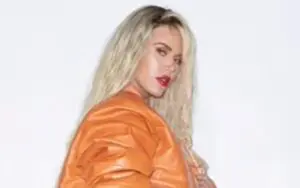 Lana Tries To Break The Internet With Bottomless Photo Drop