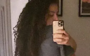 Samantha Irvin Sizzles In Booty Shorts Mirror Photo Drop