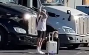 Dominik Mysterio Flips Off Fans Before WWE Live Event