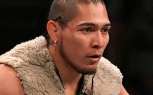 El Hijo del Vikingo's Match Halted Due to Knee Injury