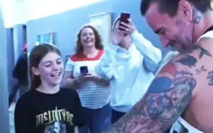 CM Punk Autographs 'CM Poop' Fan Sign After 4/29 WWE RAW
