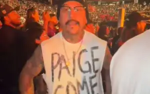 Fan Wears “Paige Come Home” Shirt on Raw After WWE Confiscates His Signs