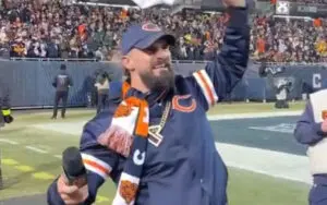 Seth Rollins Appears at Bears Game with No Cast, Moves Arm Freely After Injury