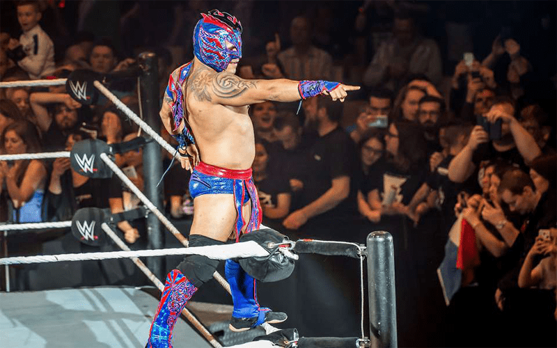 Fans Furious as Kalisto Is Accidentally Unmasked at Anaheim Show