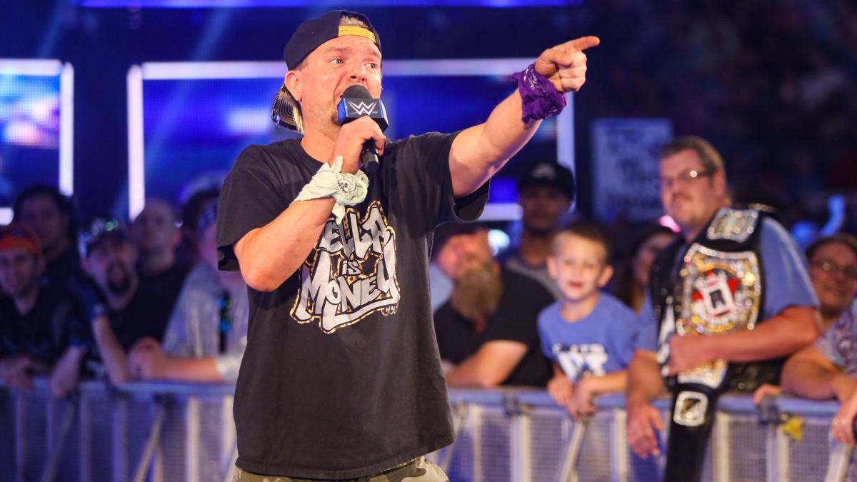 James Ellsworth Reacts to Carmella Using His Theme Song as a Deception on SmackDown