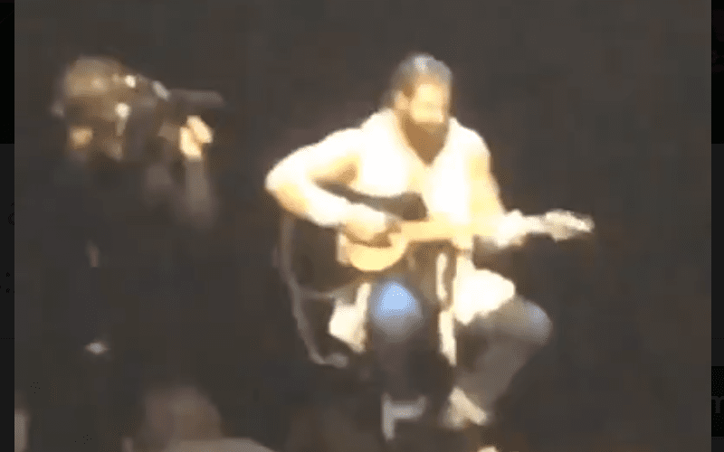 Fans Unmercifully Trolls Elias During New Year’s Eve WWE RAW