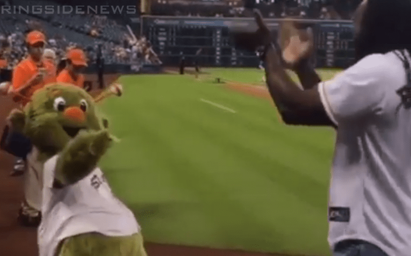 Houston Astros Mascot Does Spinaroonie For Booker T After Throwing Out