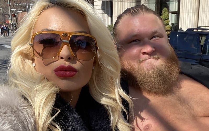 Mandy Rose & Otis Enjoy Horse & Carriage Ride During Date