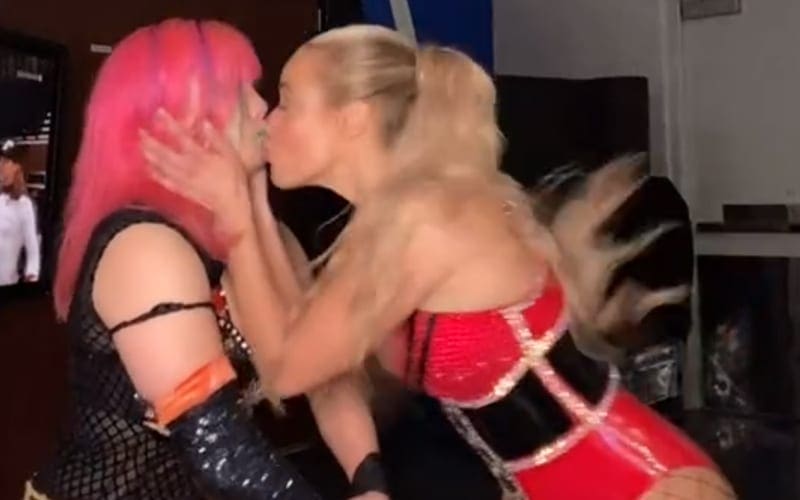 Lana & Asuka Kiss In New TikTok Video