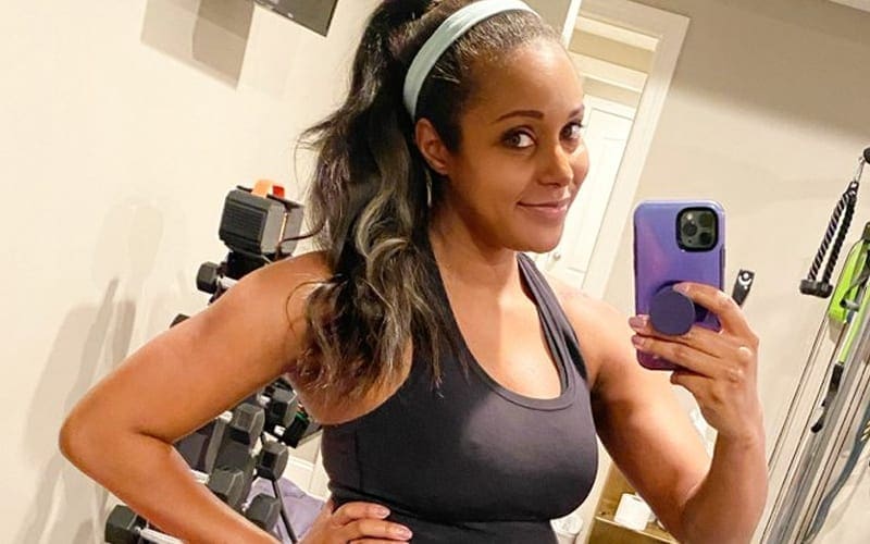 Brandi Rhodes Posts Photo At ‘156 Weeks Pregnant’