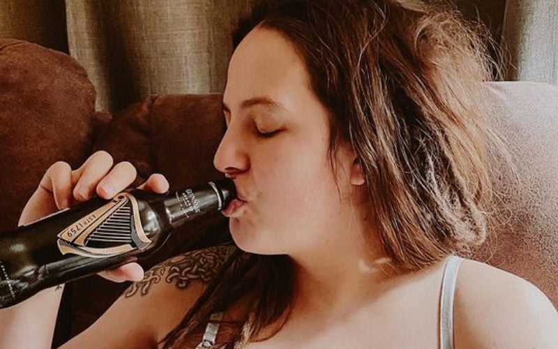 Sarah Logan Drinks Beer While Breastfeeding