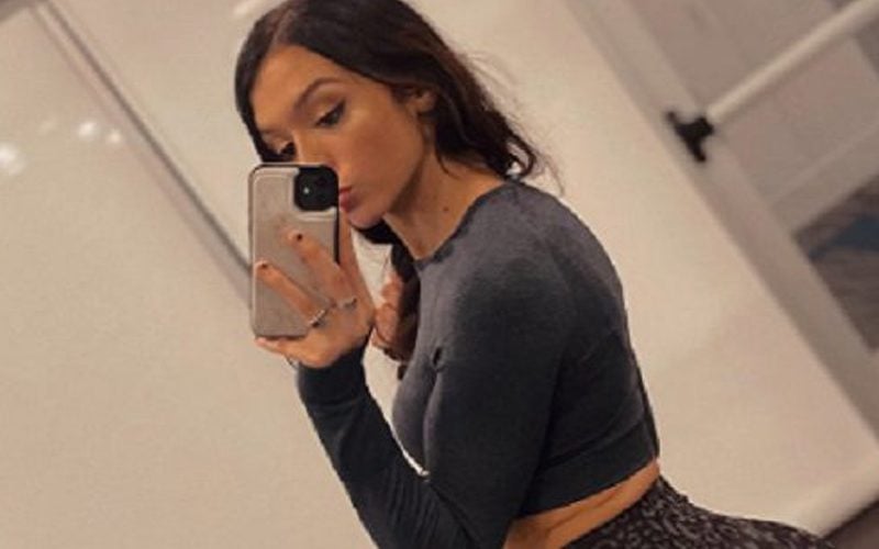 Cora Jade Shows Off Weight Gain In Yoga Pants Selfie