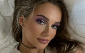 Anna Jay Looks Gorgeous In Effortless Bedroom Selfie