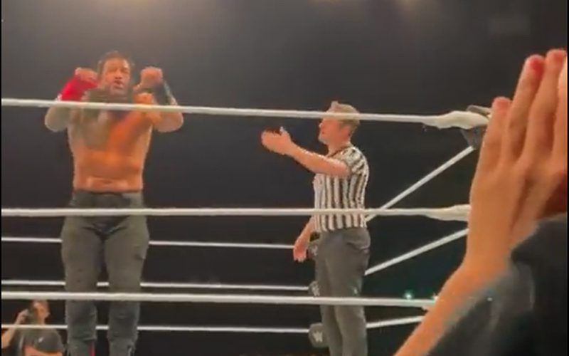 Roman Reigns & Young Fan Troll Each Other At WWE Live Event