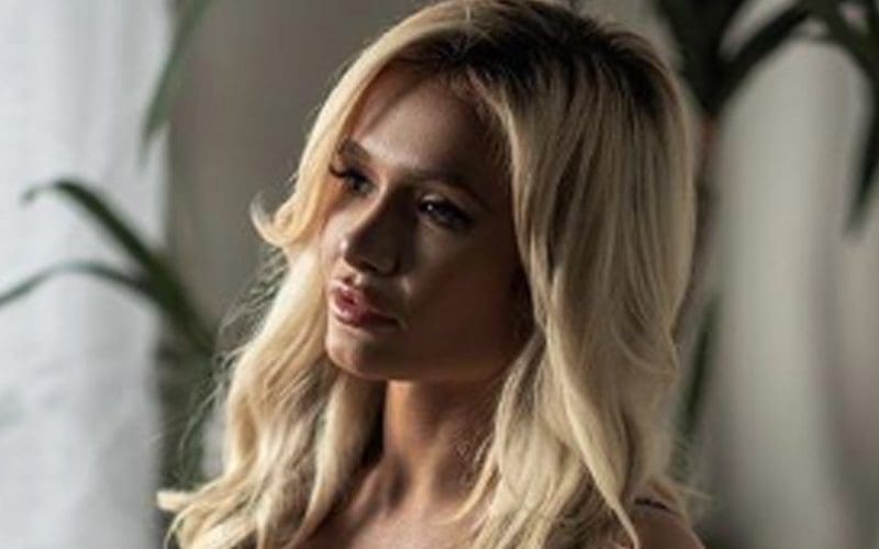 Scarlett Bordeaux Turns Heads In Jaw-Dropping Floral Underwear Photo Drop