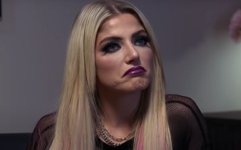 Alexa Bliss Shows Off Finger Injury After WWE RAW