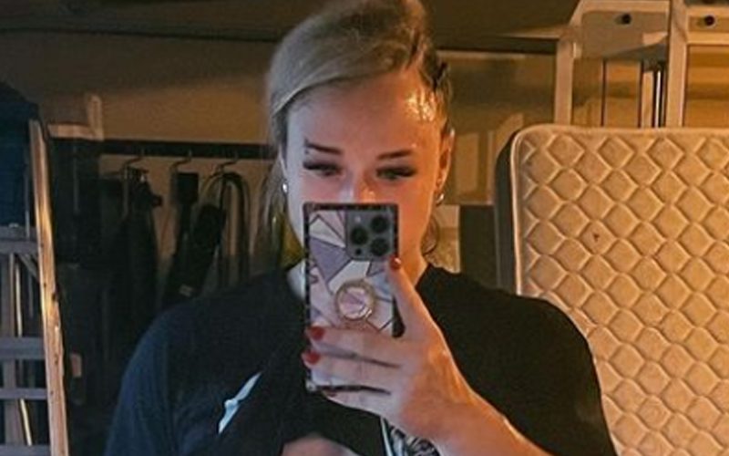 Jordynne Grace Shows Off Her Abs & Much More In Stunning Selfie Photo Drop