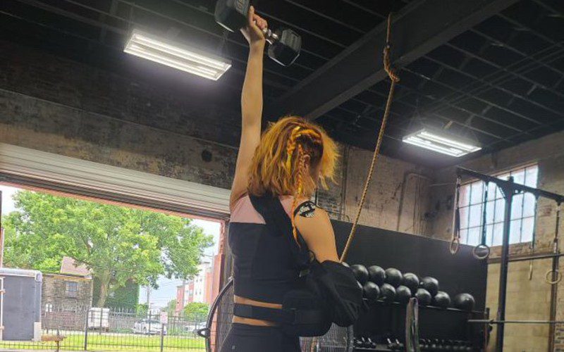 Becky Lynch Still Hitting The Gym Despite Injury