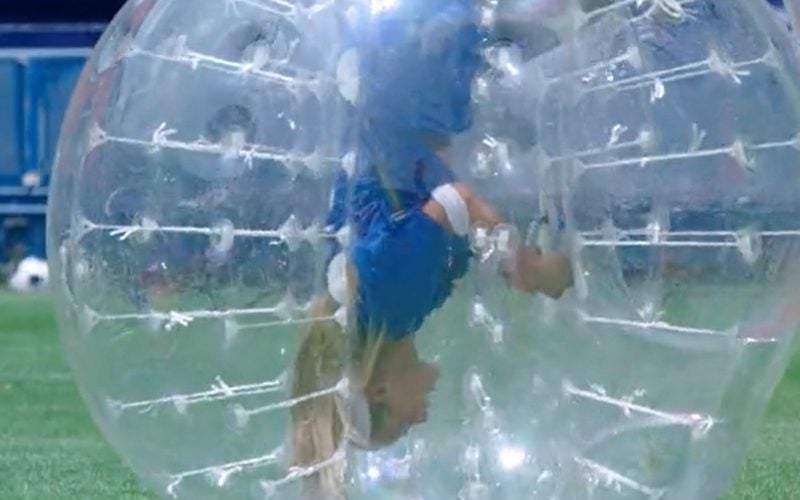 Lana Gets Stuck Upside-Down In Giant Bubble During ‘The Surreal Life’