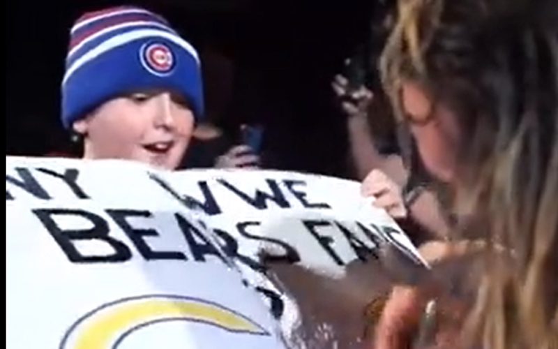 Seth Rollins Has Wholesome Moment With Young Chicago Bears Fan During WWE Live Event