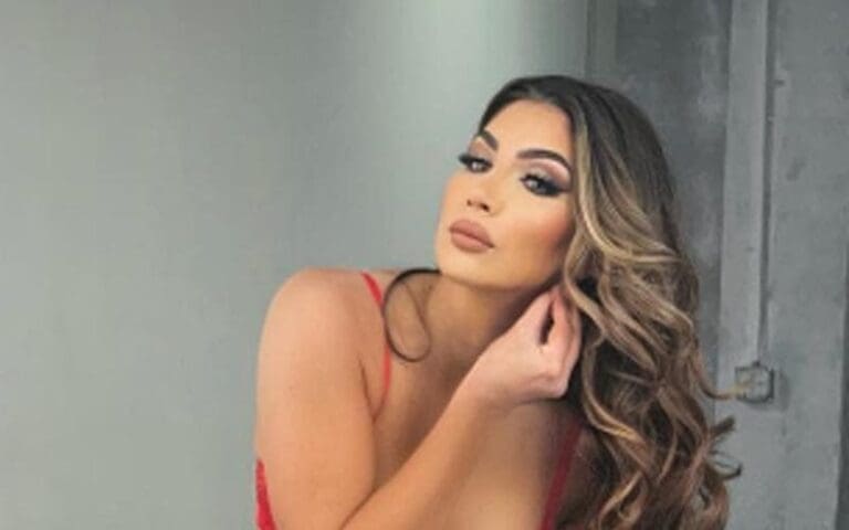 Jessica McKay Gives A Reason To Take A Second Look In Revealing Mirror Photo Drop