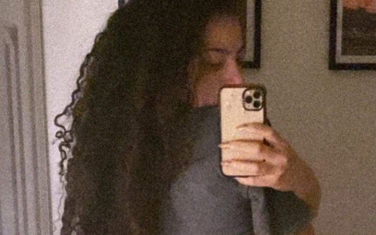 Samantha Irvin Sizzles In Booty Shorts Mirror Photo Drop