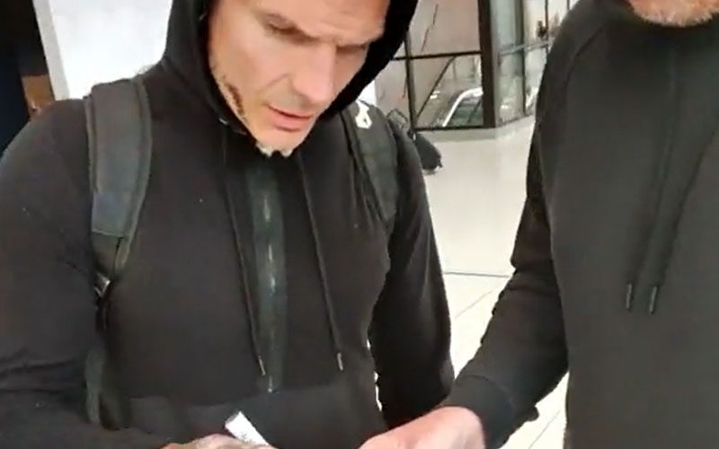 Jeff Hardy Ambushed By Fan To Sign A Ridiculous Number Of Photos