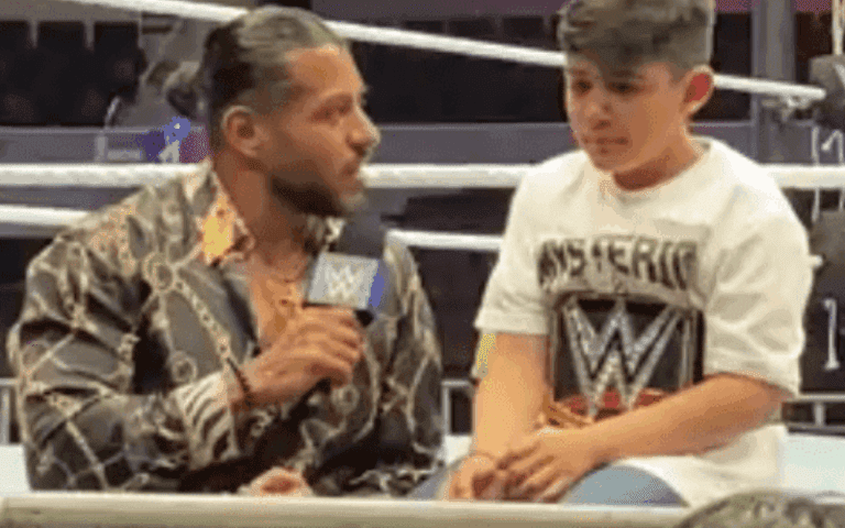 Santos Escobar Steps Up To Console Overwhelmed Fan During WWE Meet & Greet