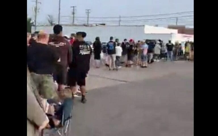 Sami Zayn Flexes Ridiculously Long Line At His Meet & Greet Before SummerSlam