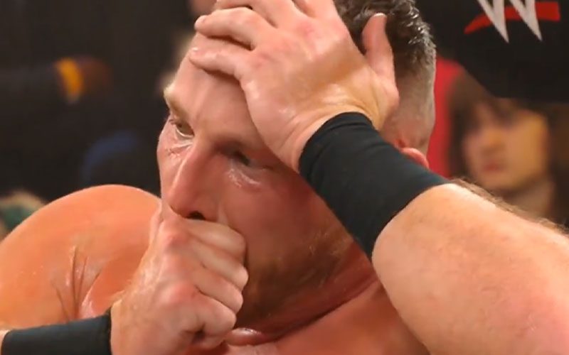 19/12 ريدج هولاند يتحدث بعد خروج إيليا دراجونو الصادم من نقالة في WWE NXT