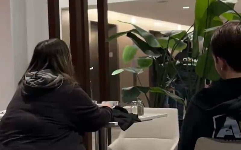 Footage Shows Fans Waiting for AEW Talent in Hotel Lobby to Sign Merchandise After Worlds End