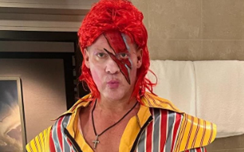Chris Jericho Dresses Up as David Bowie for Cruise Concert