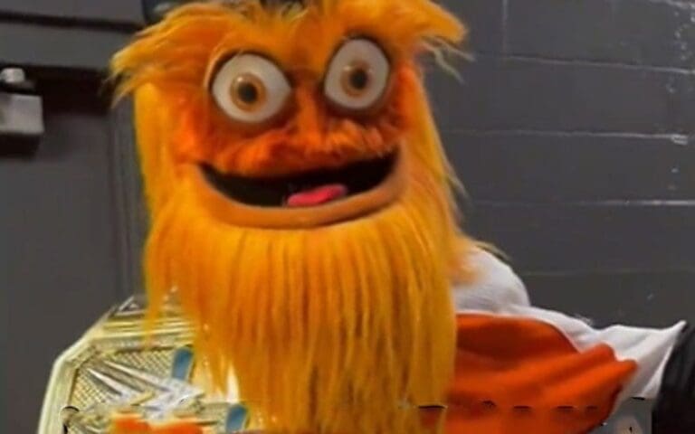 Philadelphia Flyers Mascot Gets Hold of Snoop Dogg's WWE Championship