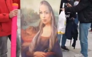 Fans Worship Liv Morgan’s ‘Mona Liva’ Portrait Prior to SmackDown in Italy Fans Worship Liv Morgan’s ‘Mona Liva’ Portrait Prior to SmackDown in Italy