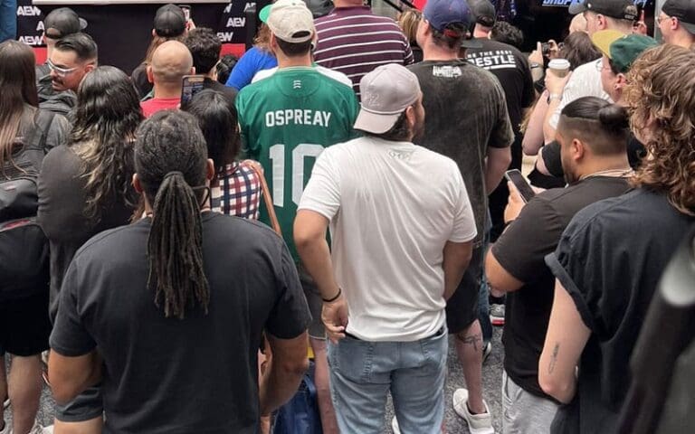 Fans Call Out Starrcast Over Hot Temps and Total Chaos Inside the Venue